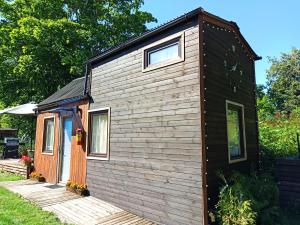 uma pequena casa num deque de madeira em Tiny House em Narva-Jõesuu