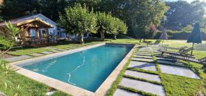 una piscina en medio de un patio en Jack's Lodge - La Grange, en Tosse