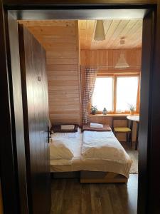 een kleine slaapkamer met een bed in een kamer bij Jasminowe Wzgorze in Wilkanów