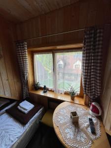 Habitación pequeña con mesa y ventana en Jasminowe Wzgorze, en Wilkanów