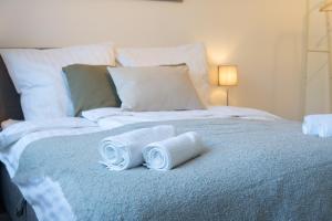 a bed with two rolled towels on top of it at Studio Apartment am Kurpark in Bad Segeberg