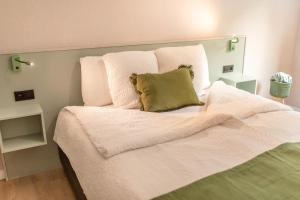 Rúm í herbergi á Abalona Hotel & Apartments