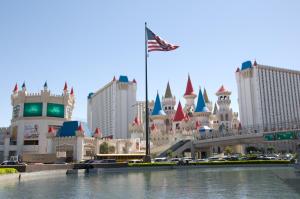 una vista del hotel Disney Palace con una bandera americana en Beddable Unit by The Excalibur Casino Las Vegas STRIP, en Las Vegas