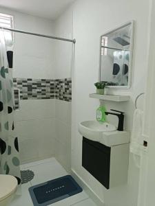 uma casa de banho branca com um lavatório e um WC em Cómplices de la naturaleza 