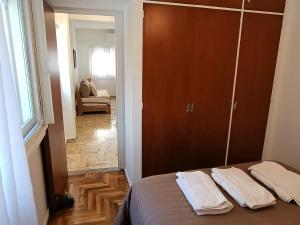 a bedroom with a bed with two white towels on it at Hermoso departamento en el corazón de Palermo Soho in Buenos Aires