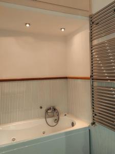eine Badewanne in einem Bad neben einem Fenster in der Unterkunft I GIRASOLI Short Rent in Palermo