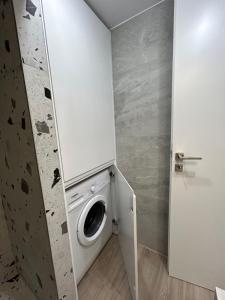 uma lavandaria com máquina de lavar e secar roupa em Armonía Small Luxury Apartments em Lerápetra