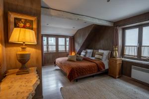 - une chambre avec un lit, une lampe et des fenêtres dans l'établissement La Petite Ruelle, à Durbuy
