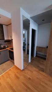 A cozinha ou kitchenette de Divcigora Apartman E&N
