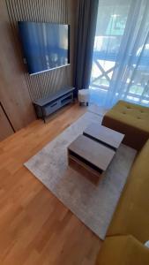Uma televisão e/ou sistema de entretenimento em Divcigora Apartman E&N