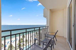 uma varanda com 2 cadeiras e vista para a praia em The Atlantic Hotel & Spa em Fort Lauderdale