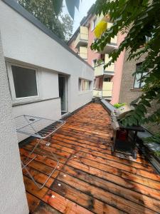 una terraza de madera en el lateral de un edificio en 4-6 Personen Wohnung in Zentrum Köln, en Colonia
