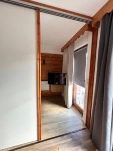Televízia a/alebo spoločenská miestnosť v ubytovaní Escapade cosy vu montagne Près des pistes 1800 WIFI - 6 personnes