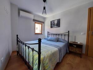 Un dormitorio con una cama con un edredón azul. en Casa da Igreja, en Sabugueiro