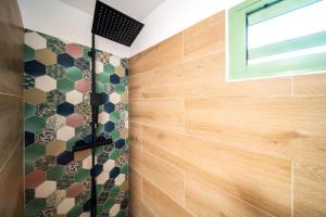 a bathroom with a shower and a window at Appartement spacieux avec vue in Le Tampon +4 photos