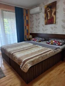 een groot bed in een slaapkamer met avertisementatronatronstrationstrationstrationstrationstrationstrationstrationstrationstrationstration bij Durmitor in Kumanovo