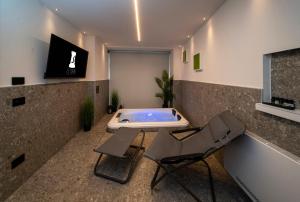 uma casa de banho com uma banheira, uma mesa e cadeiras em LE TORRI LOVERE em Lovere