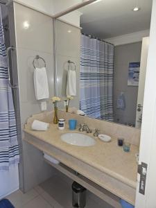 a bathroom with a sink and a large mirror at Green Park penthouse 2 dormitorios in Punta del Este