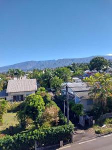 勒唐蓬的住宿－Appartement spacieux avec vue，郊区房屋的空中景观