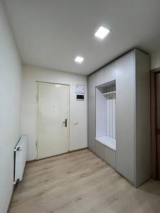 Habitación con pasillo con puerta y suelo en Your Home Away from Home!, en Kutaisi