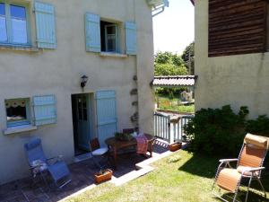 un patio con sillas y una mesa frente a una casa en Gite d'Appy, en Les Cabannes