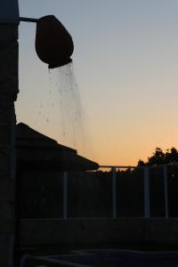 Una gota de agua está saliendo de un edificio en Quinta Ribeirinha - Lagos en Lagos