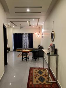 ein Wohnzimmer mit einem Sofa und einem Tisch in der Unterkunft House Of Wabi Sabi in Islamabad