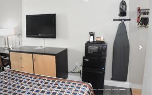 1 dormitorio con 1 cama, TV y 1 cama gmaxwell gmaxwell gmaxwell en Americas Best Value Inn Saint George, en Saint George