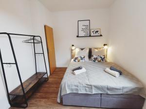 - une chambre avec un lit et 2 oreillers dans l'établissement CASA PINEAPPLE - ZENTRAL - SBAHN - NETFLIX - UNIQUE, à Mettingen