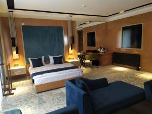 una camera d'albergo con letto e scrivania di Hotel Bukhara a Bukhara