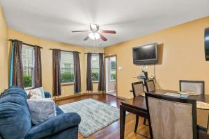sala de estar con sofá azul y TV en Bedroom near Yale Hospital/Bridgeport en Bridgeport