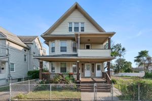 una casa con una valla delante de ella en Bedroom near Yale Hospital/Bridgeport en Bridgeport