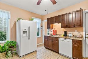 cocina con nevera blanca y armarios de madera en Bedroom near Yale Hospital/Bridgeport en Bridgeport