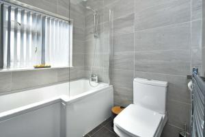 ein Badezimmer mit einem weißen WC und einer Dusche in der Unterkunft Potter's Rest by YourStays in Stoke on Trent