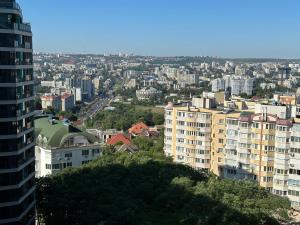 uitzicht op een stad met hoge gebouwen bij Apartment OneClickRenrt Oasis in Chişinău