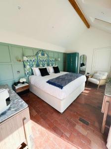 Een bed of bedden in een kamer bij The Pear Tree Inn