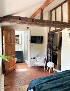 een woonkamer met een bank en een stoel bij The Pear Tree Inn in Bury Saint Edmunds