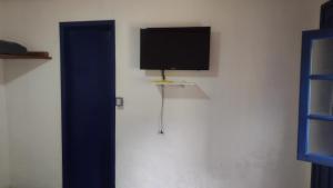 Televízia a/alebo spoločenská miestnosť v ubytovaní Suíte da vila