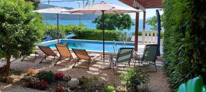 Bazén v ubytování SunnyCoastVilla nebo v jeho okolí