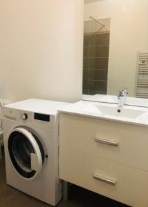 ein Badezimmer mit einer Waschmaschine und einem Waschbecken in der Unterkunft Large studio with private parking Vallauris in Vallauris