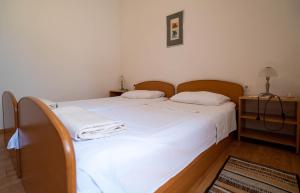 Un pat sau paturi într-o cameră la Apartment Nevenka