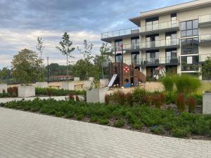 ein Spielplatz vor einem Gebäude in der Unterkunft Red bridge Resort - Apartament & SPA in Dziwnów
