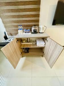 een kleine keuken met een houten plank met eten erop bij Paris Unit Tagaytay Netflix/Wifi/Parking in Tagaytay