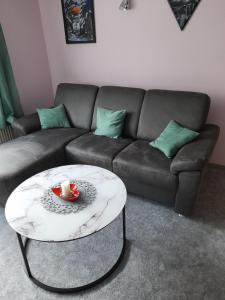 sala de estar con sofá y mesa de centro en Ferienwohnung Zawalla, en Kamminke