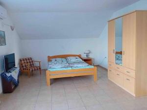 um quarto com uma cama e uma cómoda em Gemütliches Ferienhaus in Elsani em Elshani