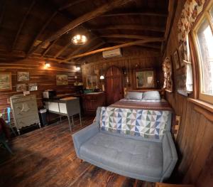 een slaapkamer in een hut met een bed en een bureau bij The Renovated Barn at Seneca Rocks in Seneca Rocks