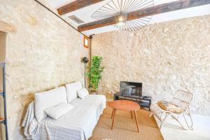 - un salon avec un canapé blanc et une table dans l'établissement Maison de charme 2 ch à Vauban proche Vieux Port, à Marseille