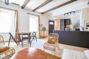 sala de estar con mesa y sillas y cocina en Maison de charme 2 ch à Vauban proche Vieux Port en Marsella