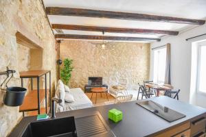 a kitchen and living room with a counter top at Maison de charme 2 ch à Vauban proche Vieux Port in Marseille +11 photos
