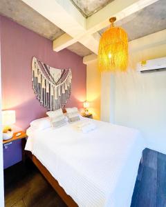 ein Schlafzimmer mit einem Bett mit einer Harfe an der Wand in der Unterkunft Villa Tayrona in El Zaino